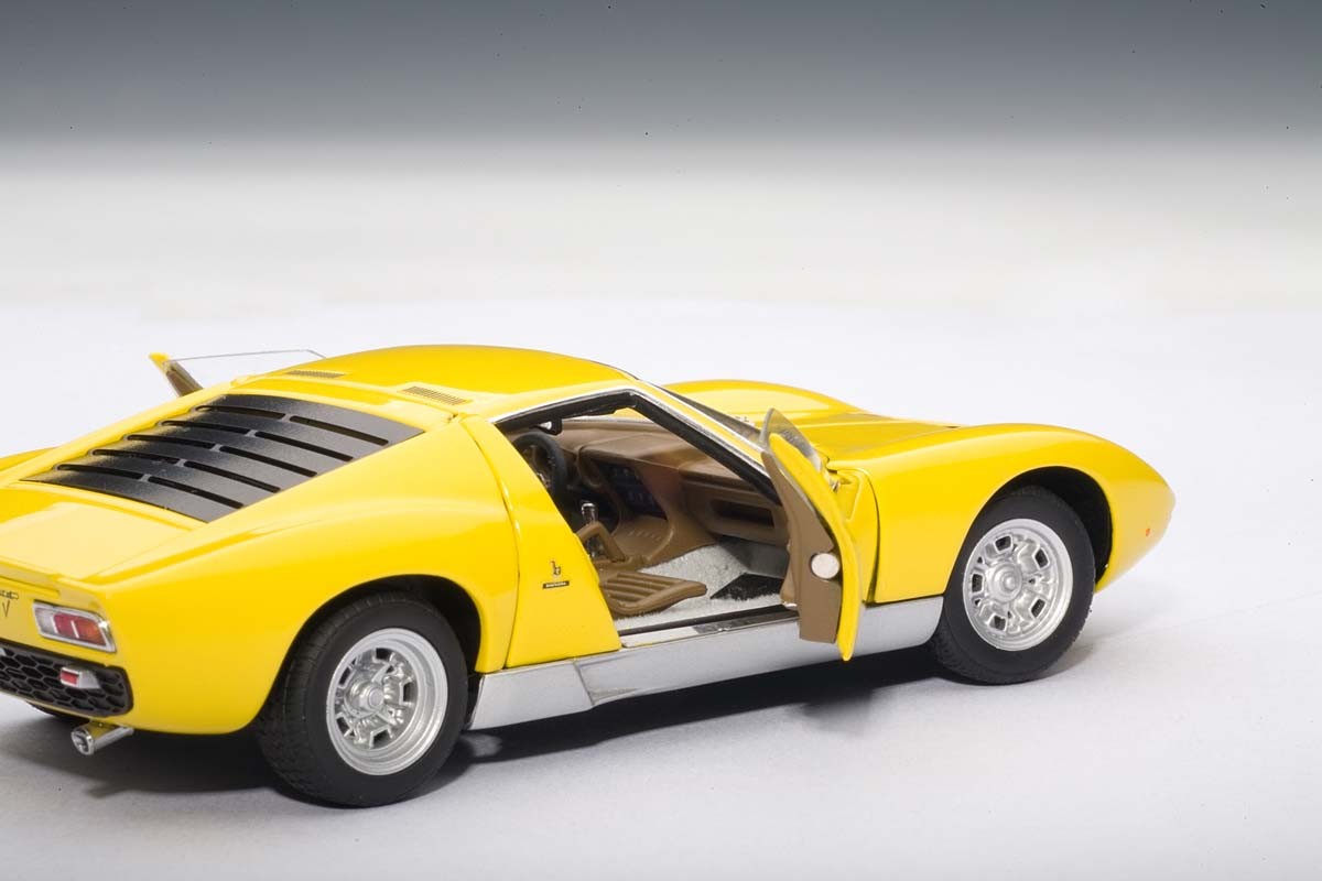 Lamborghini Miura SV, Yellow, with openings AUTOart 54541 scale 1:43