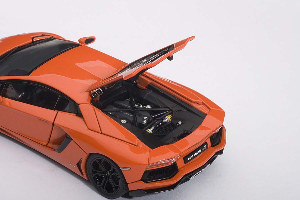 Lamborghini Aventador LP700-4 Metallic Orange avec ouvertures 1/43 Autoart 54647