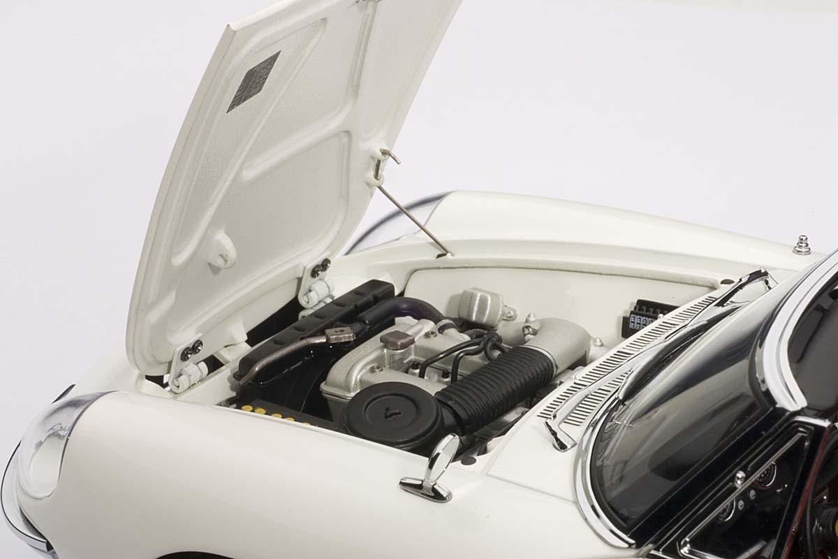 AUTOart 1:18 Scale Alfa-Romeo 1600 Duetto Spider, White. ezToys