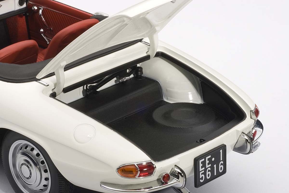 AUTOart 1:18 Scale Alfa-Romeo 1600 Duetto Spider, White. ezToys