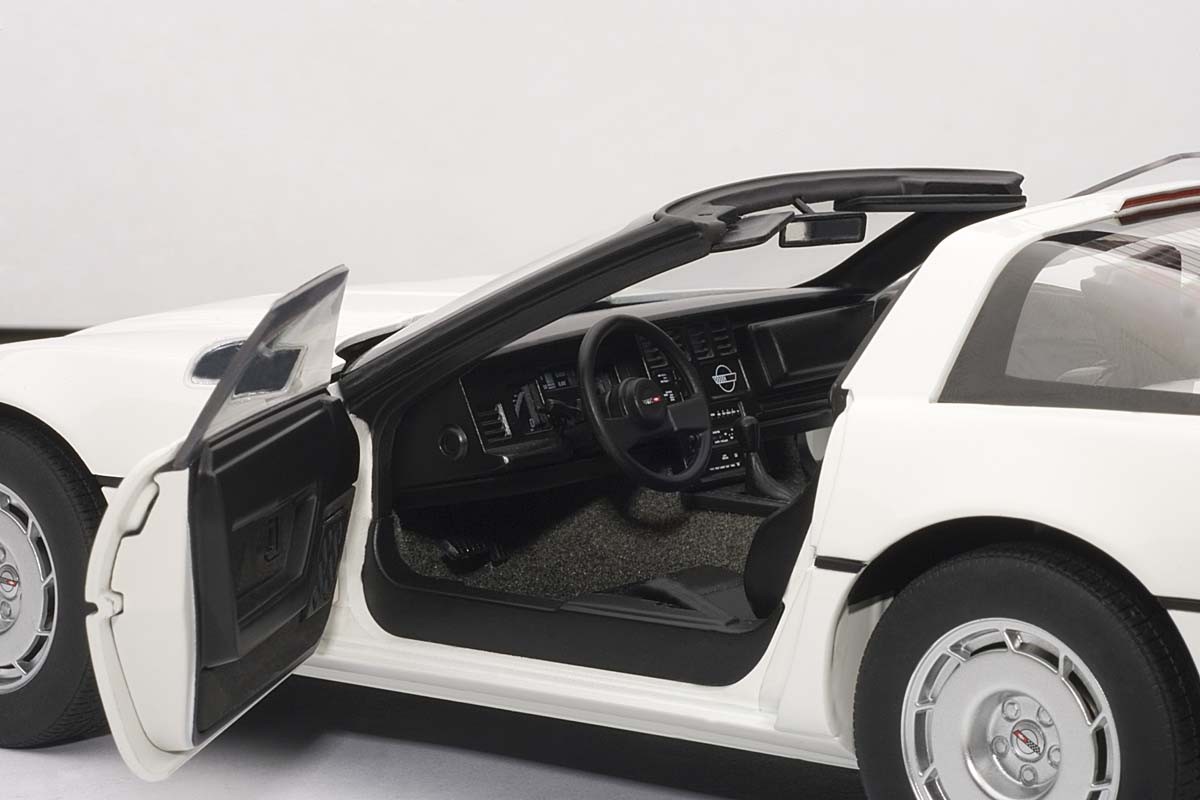 AUTOart 1: Scale Chevrolet Corvette , White. ezToys