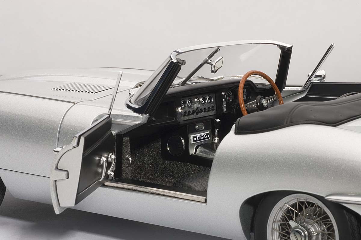 Autoart 1/18 scale Diecast 73521 - Jaguar E-Type Roadster