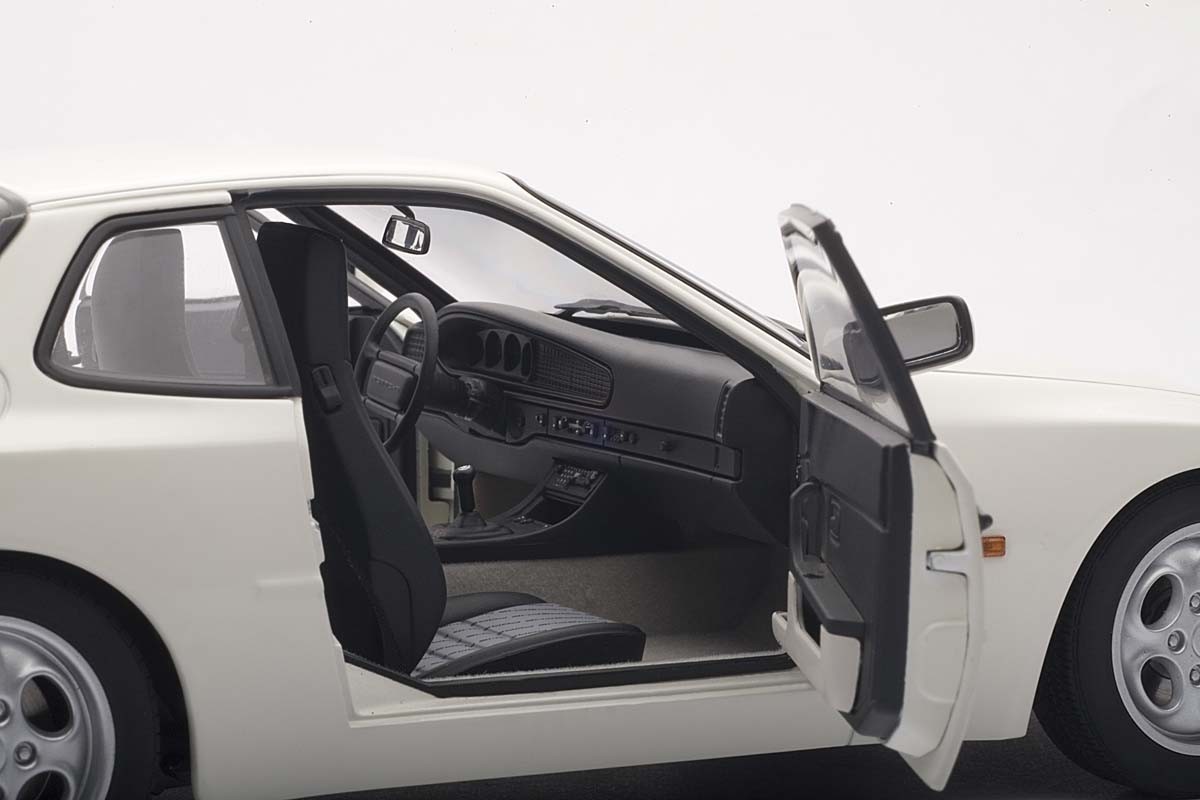 AUTOart 1:18 Scale Porsche 944 Turbo 1985, Alpine White. ezToys