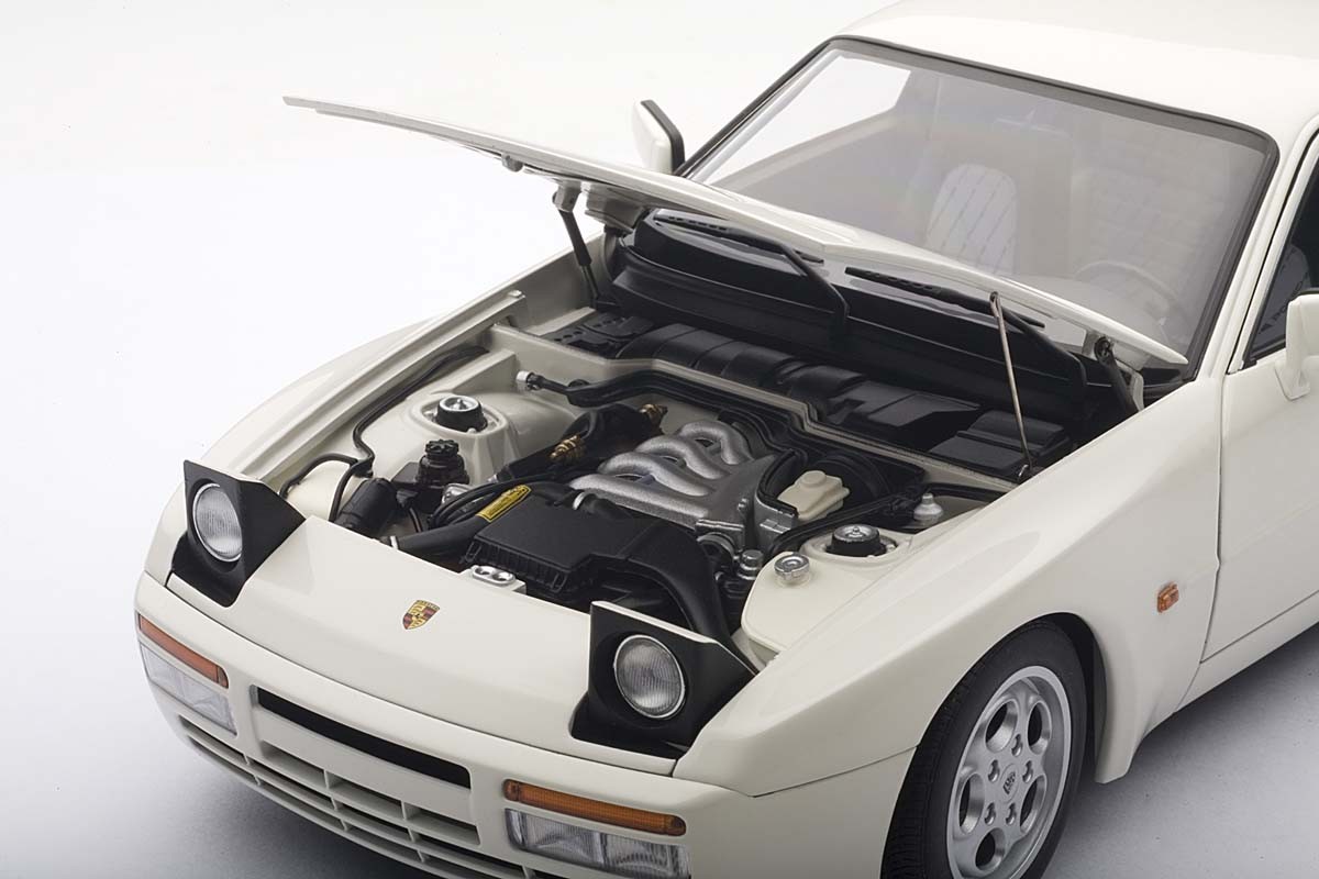 Porsche 944 Turbo ホワイト ミニカー 1/18 AUTOart 1:18 Scale Porsche 944 Turbo 1985, Alpine White. ezToys