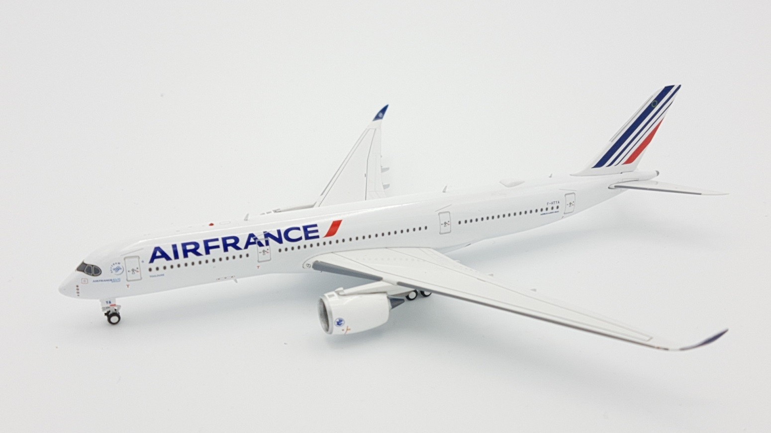 Air France Airbus A350-900 F-HTYA with stand Aviation400 AV4057 scale 1:400