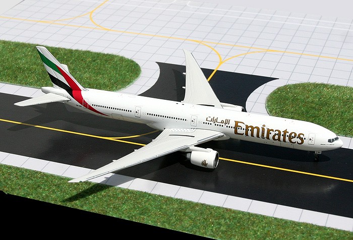 Highly detailed Gemini Jets Rare! Emirates 777-300ER Reg# A6-EBT