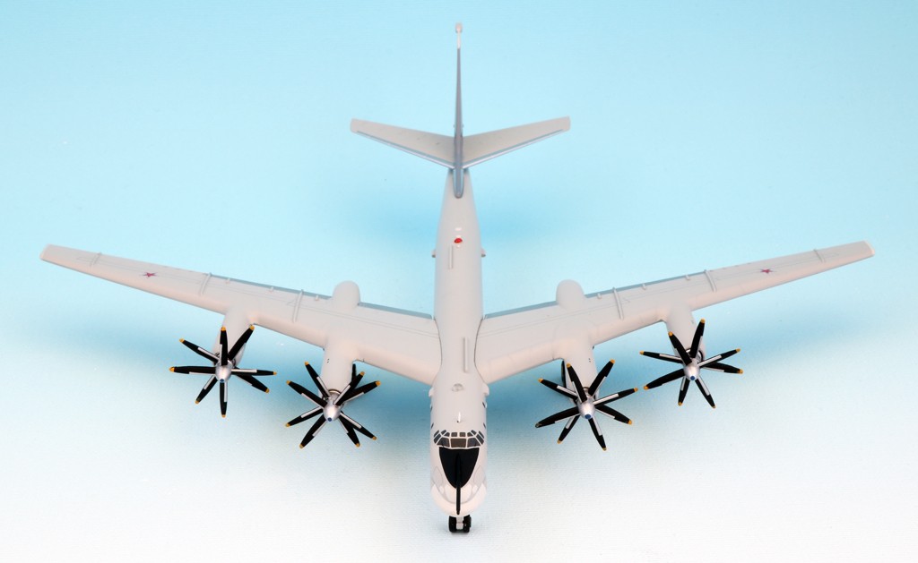 Herpa Wings 200 detailed scale models Russian Air Force TU-95 MS