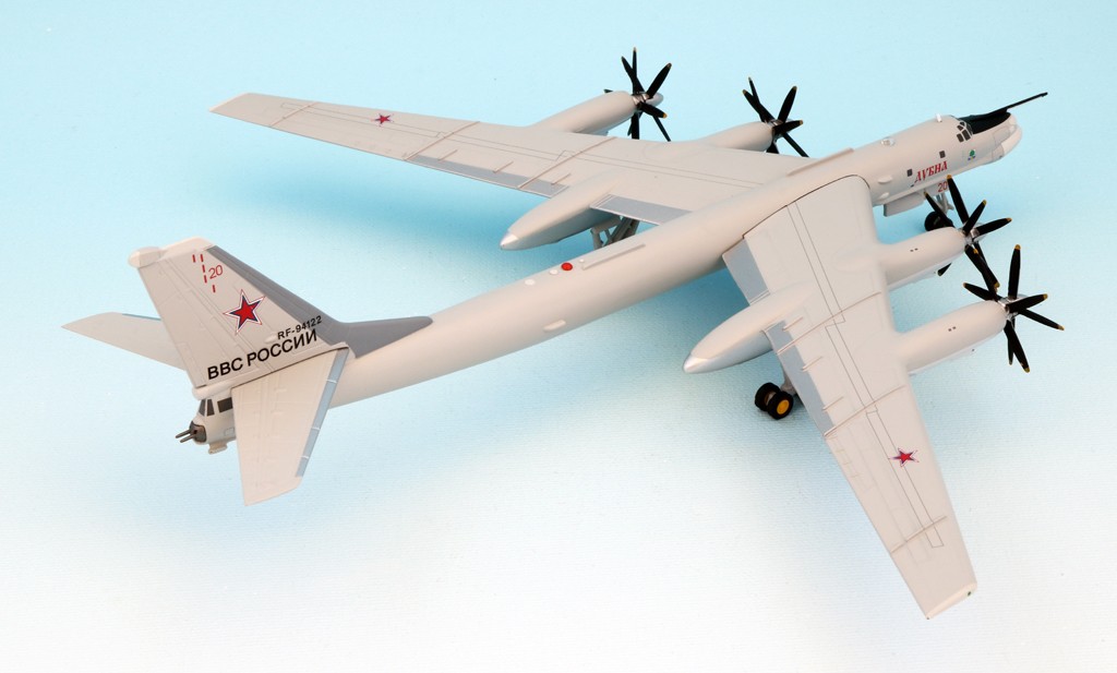 Herpa Wings 200 detailed scale models Russian Air Force TU-95 MS