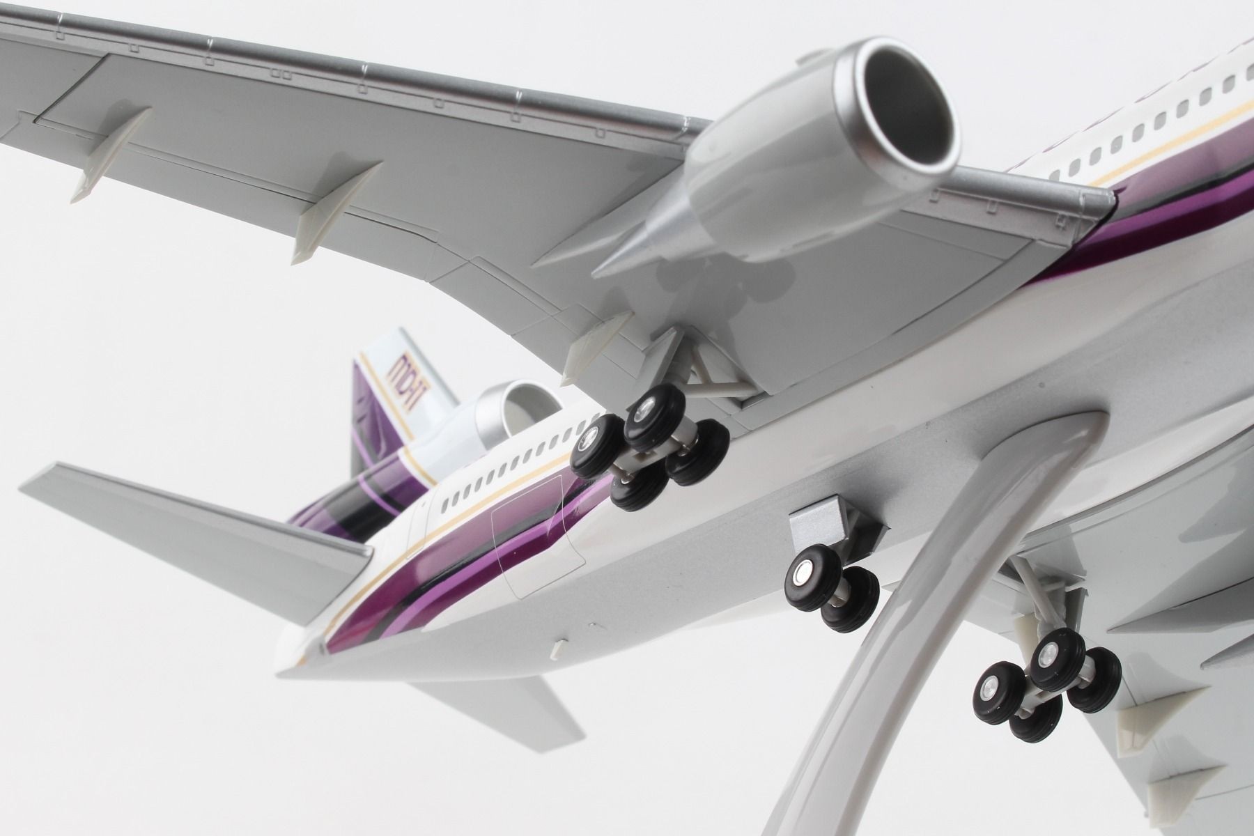 McDonnell Douglas House Color Purple MD-11 1:200 N211MD Diecast Airplane Model 