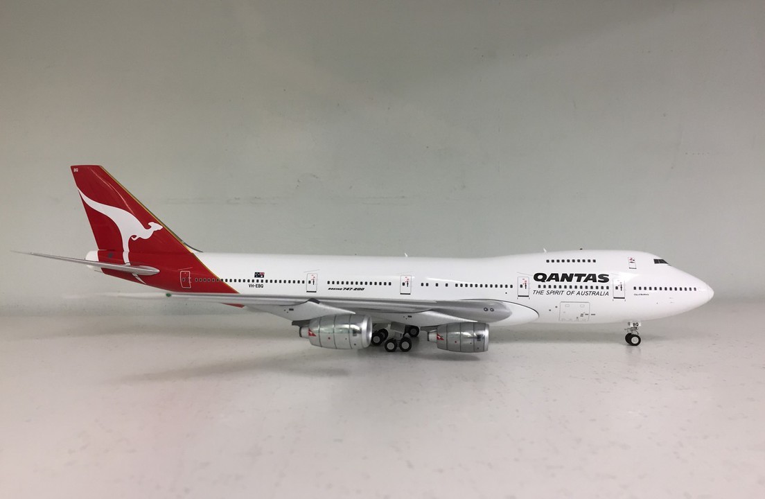 IF742QFA1ST747P 1/200 QANTAS VH-EBA 747-238B WITH STAND AND COLLECTORS COIN 