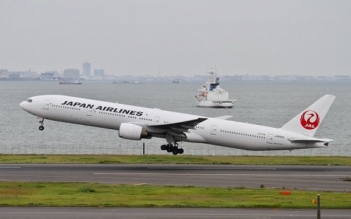 JAL Japan Airlines Boeing 777-300 JA8945 Die-Cast Phoenix 04450 Scale 1:400