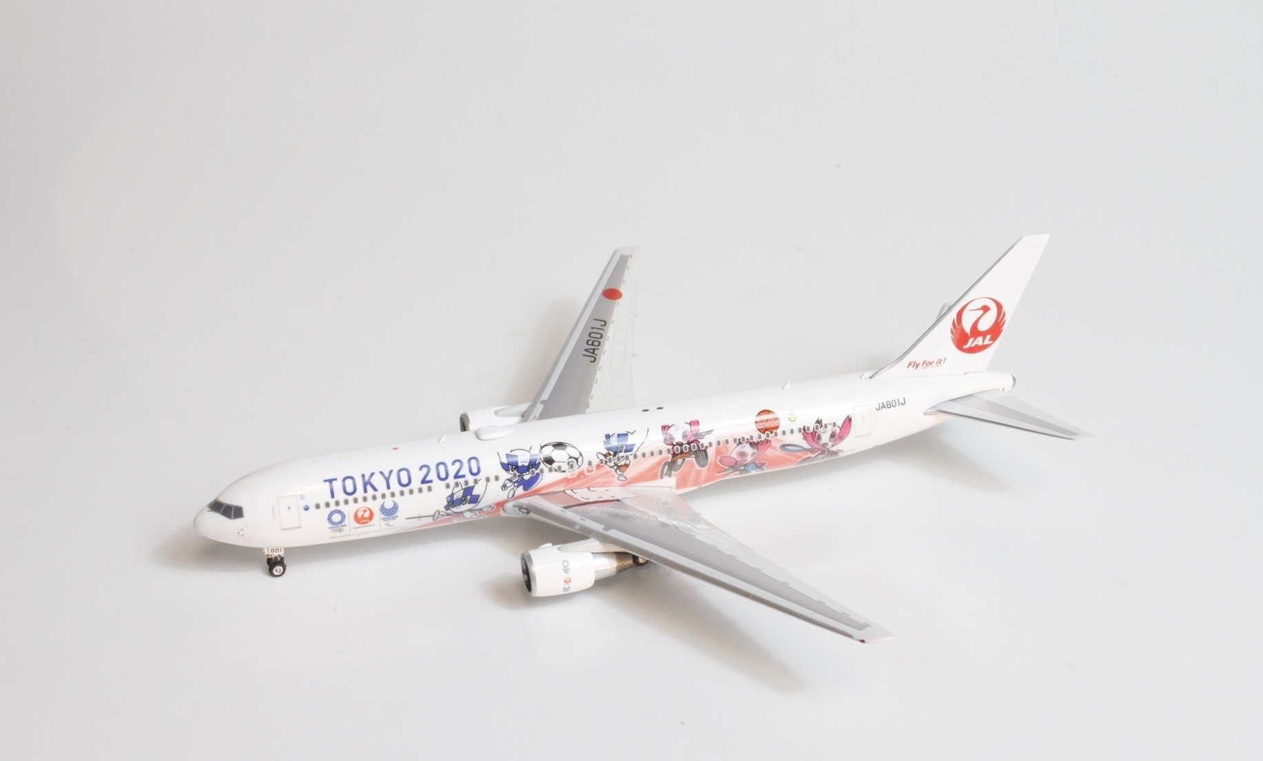 JAL Tokyo 2020 Japan Airlines Boeing 767-300ER JA601J diecast 04307 scale  1:400