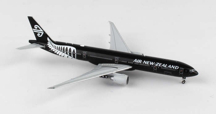 1:400 JC Wings XX4567 Air New Zealand B777-300ER ZK-OKQ All Black+Free Tractor 
