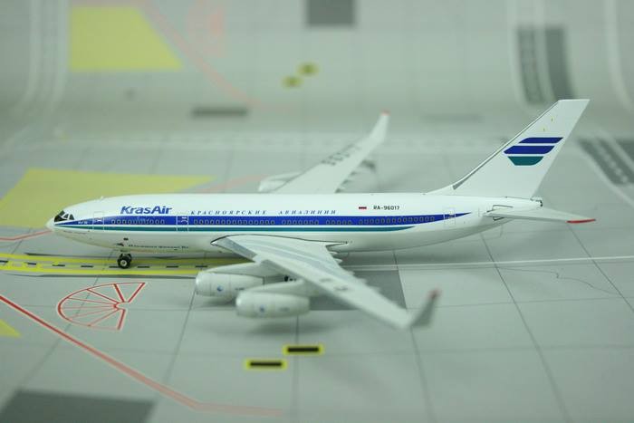 Kras IL-96 Reg# RA-96017 Phoenix Models Scale 1:400 ezToys 