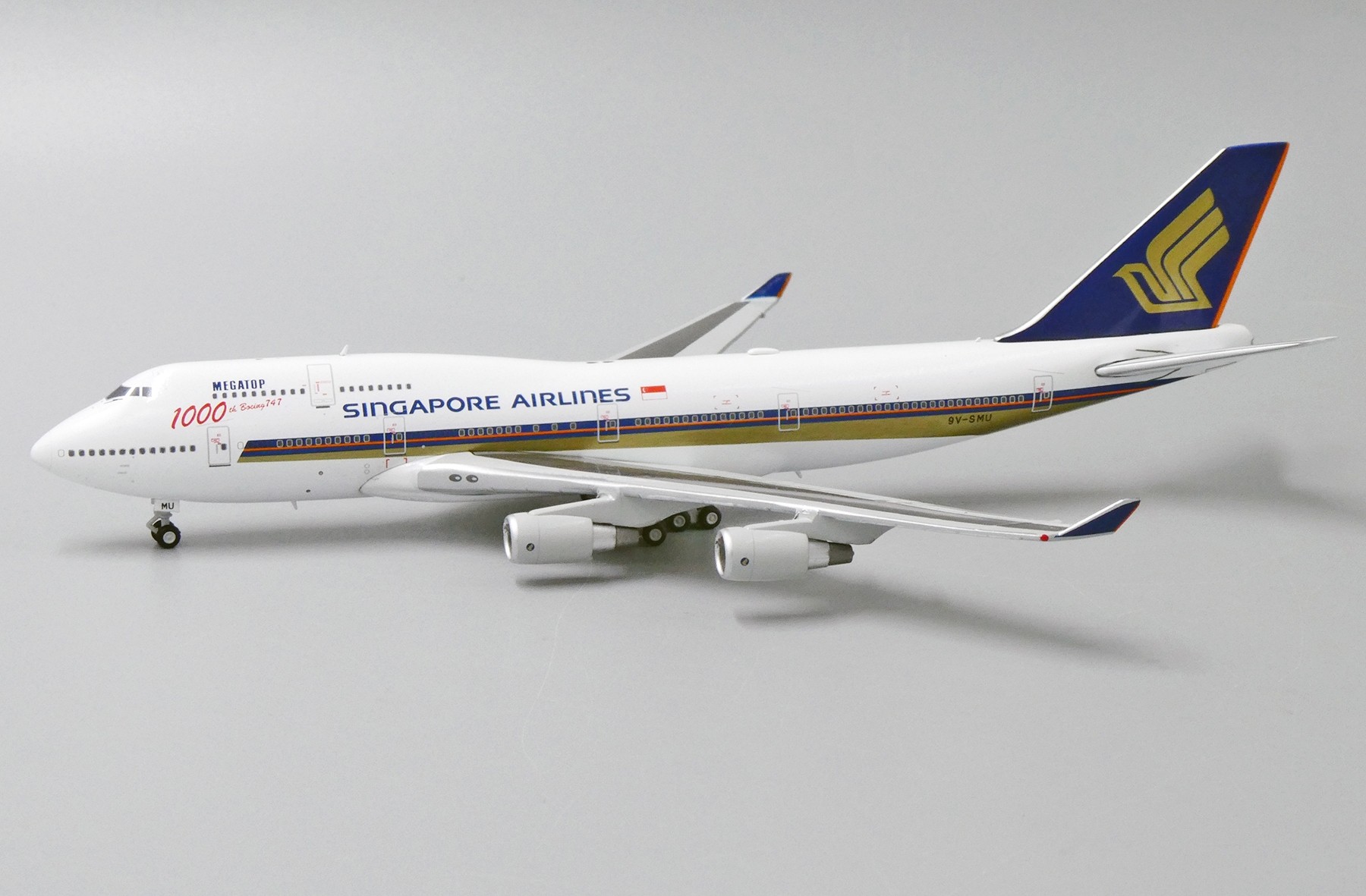 Singapore Airlines Boeing 747-400 9V-SMU 