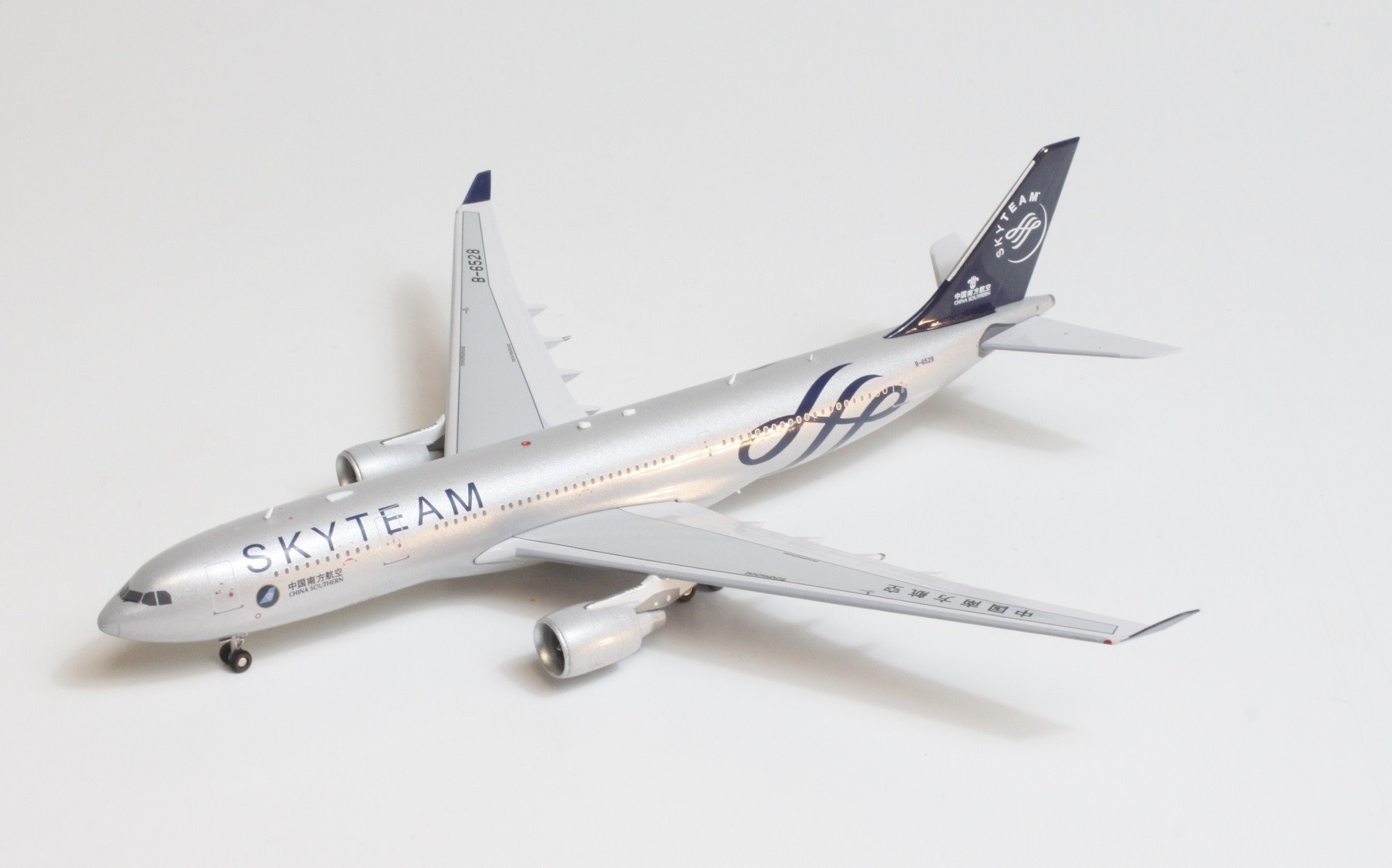 Skyteam China Southern Airbus A330-200 B-6528 中国南方航空with stand Aviation400  AV4077 scale 1:400