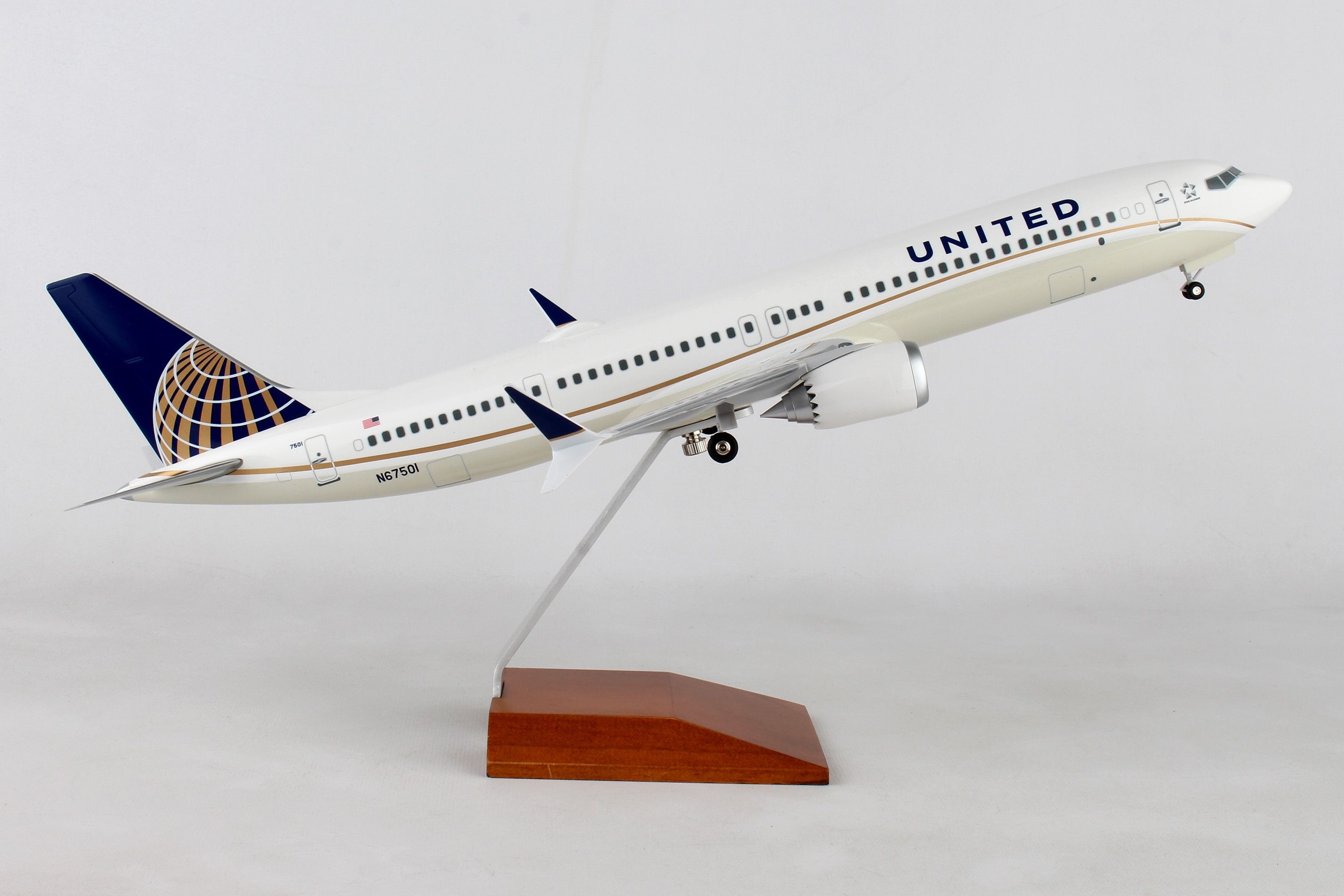 Skymarks SKR8275 United Airlines Boeing 737-Max9 Desk Top 1/100 Model Airplane 