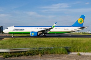 Uzbeksitan Airbus A321neo UK32102 Die-Cast Phoenix 11838 Scale 1:400