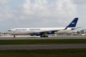 Aerolineas Argentinas Airbus A340-300 LV-BIT Phoenix Die-Cast 11895 Scale 1:400