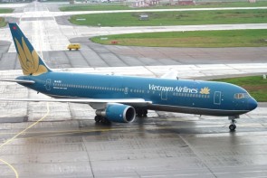 Vietnam Airlines Boeing 767-300ER VN-A762 Phoenix 11899 Scale 1:400