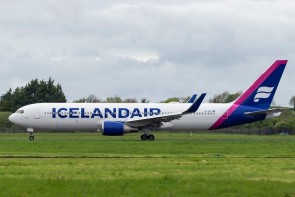 Icelandair Boeing B767-300ER (Magenta) Reg: TF-ISO PH411911 Phoenix Models 1:400