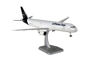Lufthansa Cargo Airbus A321F D-AEUC Winglets With Gears & Stand Hogan HGDLH022 Scale 1:200