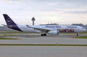 Lufthansa Diversity Fanhansa Airbus A330-300 D-AIKQ Phoenix 04498 Scale 1:400