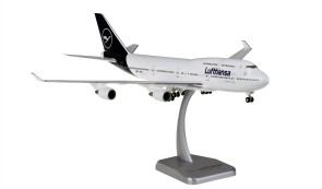 Lufthansa new livery Boeing 747-400 D-ABVM with gears & stand Hogan HGDLH009 Scale 1:200