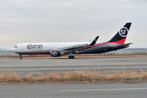 SF Airlines Boeing 767-300ER B-222D Die-Cast Phoenix 04532 Scale 1:400