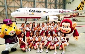 Tigerair Taiwan Airbus A320 B-50006 Rakuten Monkeys with stand JCWing EW2320015 scale 1:200