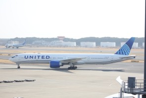United Airlines Boeing 777-300ER N2749U New Livery Die-Cast Phoenix 04550 Scale 1:400